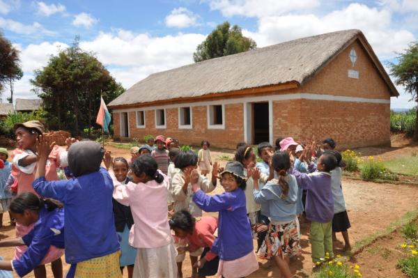 Première école construite en 2011 grâce aux bourses à Mahatsinjo