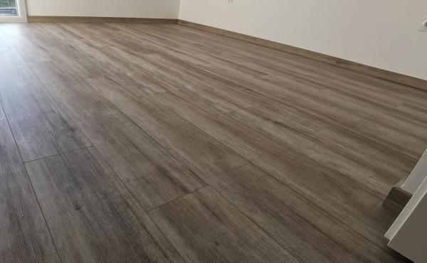 Parquet flottant terminé d'être posé avec les finitions